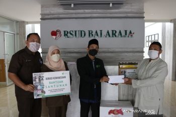 Dompet Dhuafa serahkan santunan dan paket nutrisi bagi tenaga kesehatan