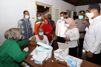 Kelurahan Sinduadi-Polda DIY menyelenggarakan vaksinasi massal