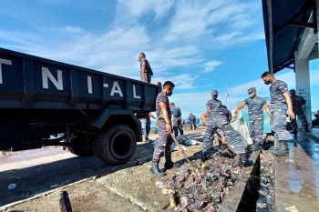 Prajurit TNI AL bersihkan sampah di Pasar Ikan Sorong