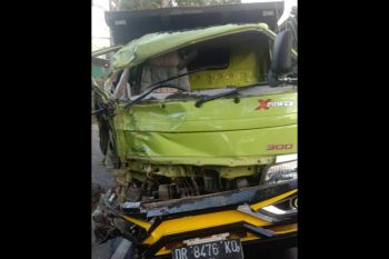 Dua truk adu jangkrik di Jalan Raya Batukliang