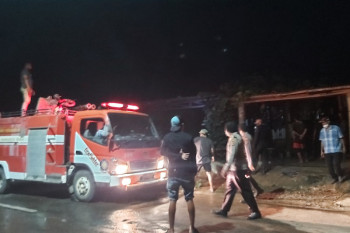 Dua unit mobil damkar dikerahkan untuk padamkan rumah terbakar di Labuan Bajo