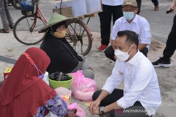 Fairid Naparin serahkan 250 paket bantuan untuk UKM Palangka Raya
