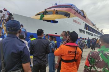 Tim SAR evakuasi 100 penumpang KM Simba 1 yang alami kecelakaan