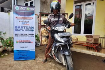 Dengan honor hanya Rp60 ribu/bulan, guru telah mengabdi 11 tahun itu terpaksa jual kerupuk