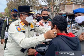 Turunkan infeksi COVID-19, Pemkab Aceh Barat gencarkan pembagian masker