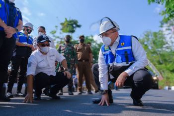 Kabupaten Muba serap 13,8 ton karet  untuk membangun jalan