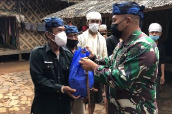 Kopassus TNI AD bagikan 150 paket sembako untuk masyarakat Baduy