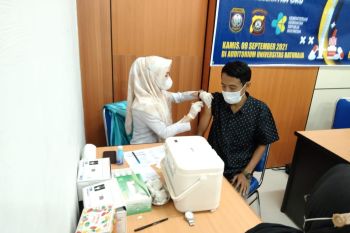 Ribuan mahasiswa Unbara  divaksin COVID-19