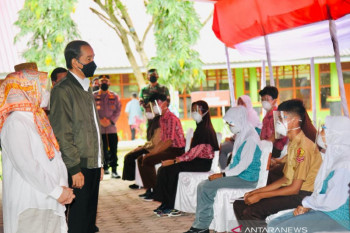 Presiden Jokowi dan Ibu Negara tinjau vaksinasi bagi pelajar di Wajo Sulsel