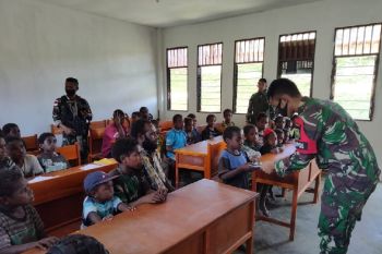 Satgas TNI bagikan alat tulis untuk siswa SD di pegunungan Papua