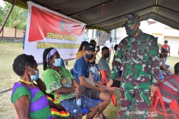Pangdam XVII/Cenderawasih tinjau serbuan vaksinasi di Kabupaten Keerom