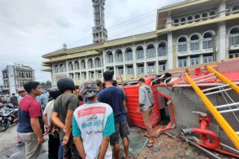 Hindari pengendara sepeda motor, mobil damkar terguling