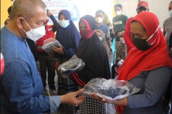 Bupati Polewali Mandar serahkan bantuan kepada anak rentan terlantar