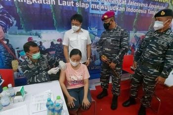 Lantamal VIII gelar Serbuan Vaksinasi dan kenalkan TNI AL kepada masyarakat