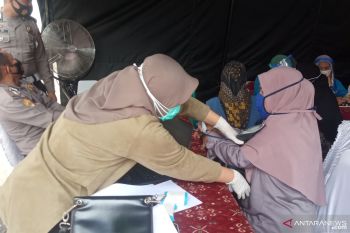 Polres Agam gelar vaksinasi di Pasar Serikat Lubukbasung Garagahan