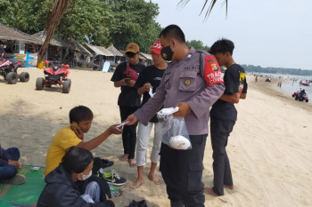 Pantai Anyer kembali bergeliat di masa PPKM