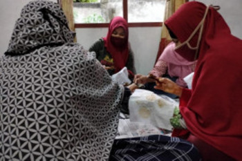 Empowering Jambi's disabled women through batik-making training