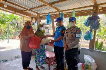 Warga terdampak COVID-19 di Meranti terima sembako dari polisi