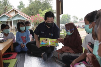 Erick Thohir antarkan buku dan alat gambar  ke anak-anak Desa Cikuya