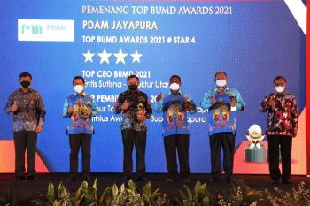Bupati Jayapura Mathius Awoitauw dapat penghargaan Top BUMD Award 2021