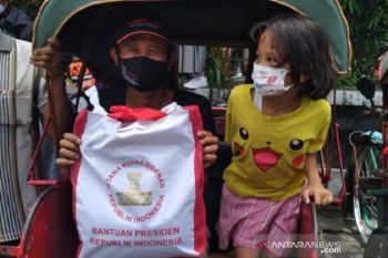 Presiden Joko Widodo bagikan sembako saat mudik ke Solo