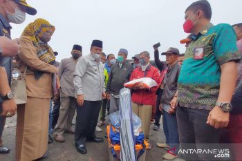 Untuk korban kebakaran Pasar Baso, Bupati Agam salurkan bantu ini