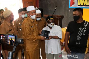Nelayan Air Bangis terima bantuan ini, yang disalurkan Pemkab Pasaman Barat