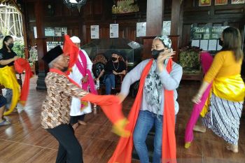 Puisi Rendra di memori energi Festival Lima Gunung