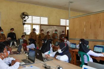 Bupati Pesisir Barat tinjau pelaksanaan tes PPPK Guru