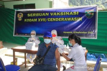 Kodam XVII/Cenderawasih gelar serbuan vaksinasi untuk warga jelang PON XX