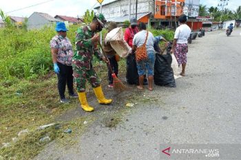 Aparat TNI Mimika ajak warga kerja bakti bersihkan lingkungan