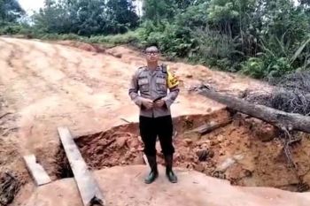 Jalan Kuala Kurun-Linau Kabupaten Gunung Mas putus karena longsor