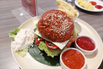 Hotel Truntum Padang luncurkan menu dendeng burger