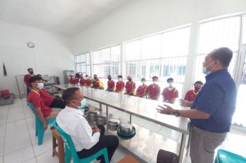Empat warga binaan terorisme racik roti pada kegiatan pelatihan pembuatan roti