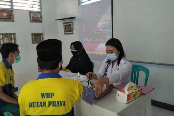 Ratusan tahanan dan narapidana di Rutan Kelas IIB Praya disuntik vaksin COVID-19