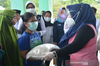 PKK-Dinsos Sulteng  salurkan bantuan pangan warga TPA Kawatuna Palu