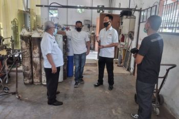 Kadin Inhil serahkan 30 tabung oksigen ke RSUD Puri Husada Tembilahan