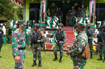 Danrem 181/PVT Sorong mengecek Pos Satgas Pamrahwan di Kabupaten Maybrat