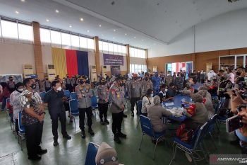 Jenderal polisi bintang tiga itu, tinjau pelaksanaan vaksinasi di HTT Padang