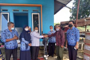 Legislator DPRD Sumbar ini, salurkan tujuh mesin tempel perahu untuk nelayan di Padang