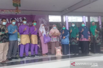 SMA Negeri I Pekanbaru bagikan sembako keluarga terdampak pandemi COVID-19