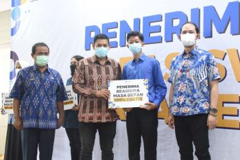 Wali Kota Kediri serahkan "Beasiswa Masa Depan 2021" kepada 50 penerima