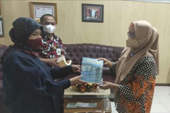 Purnakarya PLN sumbang buku koleksinya untuk Dinas Perpustakaan Makassar