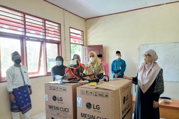 Dekranasda dan PKK Siak berikan mesin cuci untuk Ponpes Darul Hupaz