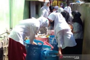 Siswa-santri lakukan gerakan pilah sampah jelang Hari Bersih-bersih Sedunia