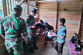 Satgas TNI bantu perlengkapan sekolah di perbatasan