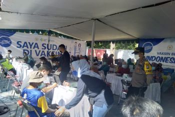 Warga Surabaya ikut vaksinasi bersama anggota DPR Ning Lucy