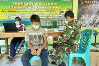 TNI gencarkan vaksinasi untuk warga Yapen Papua