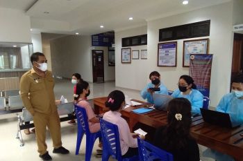 Bupati Manggarai Barat pantau pelayanan vaksinasi RS di Labuan Bajo