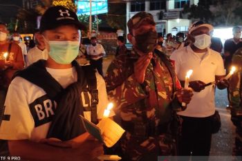 Ratusan tenaga kesehatan di Jayapura gelar bakar lilin terkait tragedi Kiwirok